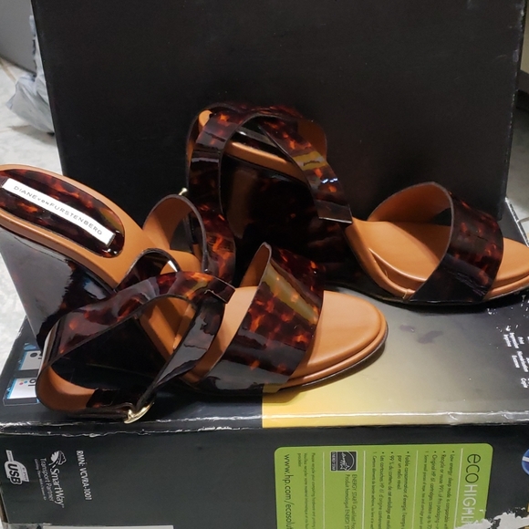 NWOB Diane Von Furstenberg Patent Leather Tortuous Wedges - Picture 5 of 7